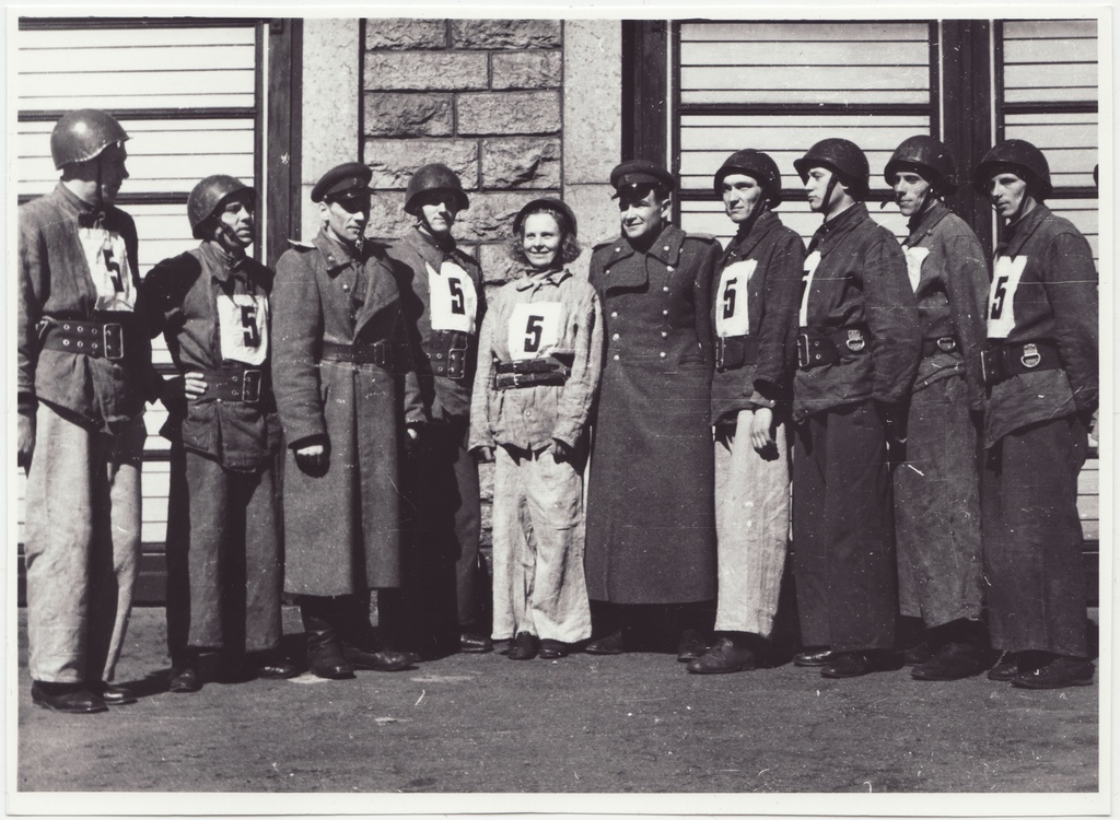 Tallinna tuletõrje 32. aastapäev: ümberlinna teatejooksul II koha saavutanud Tuletõrjekooli võistkond, 1950.a.
