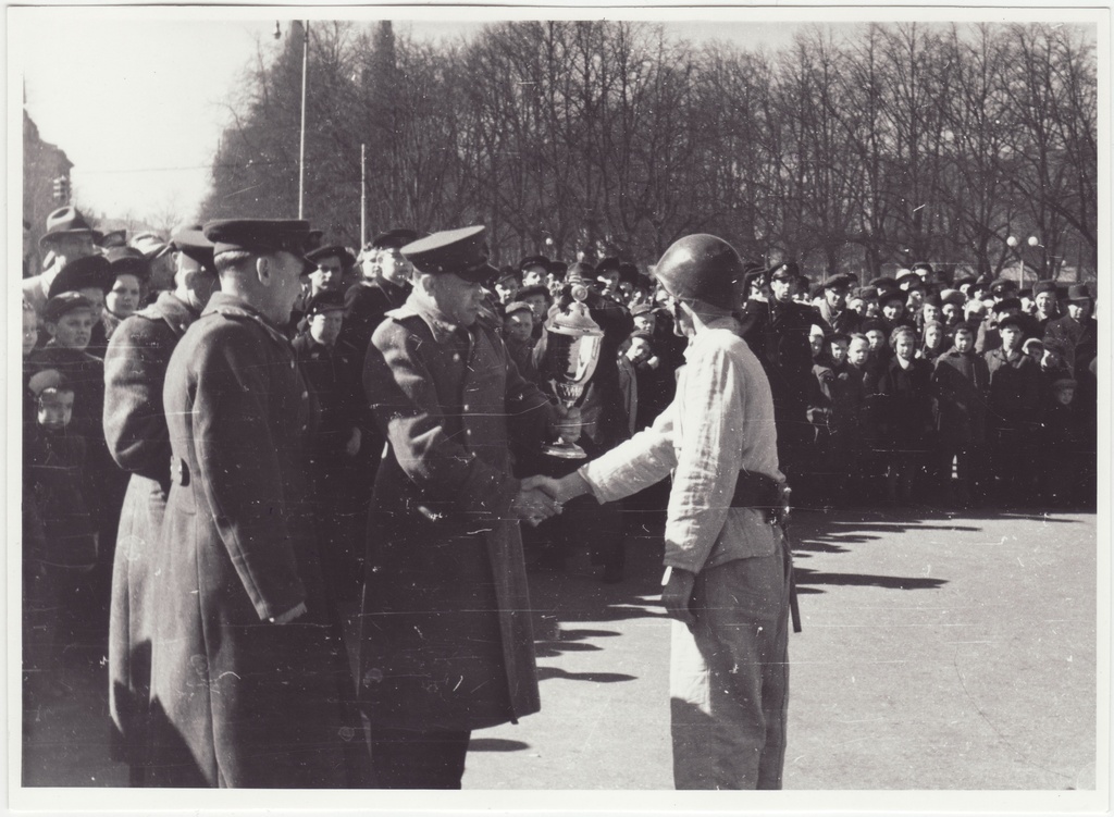 Tallinna tuletõrje 32. aastapäeva paraad: ümberlinna teatejooksu võitnud II ÜSTK esindaja võtab vastu rändkarika, 1950.a.