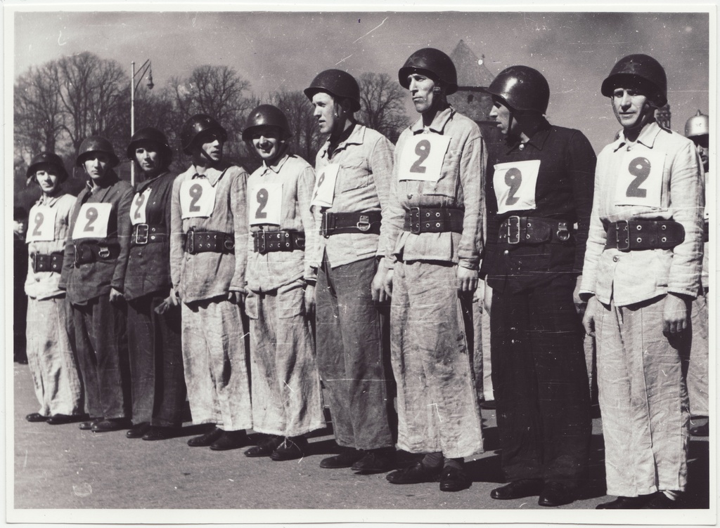 Tallinna tuletõrje 32. aastapäeva paraad: ümberlinna teatejooksu võitnud II ÜSTK võistkond, 1950.a.