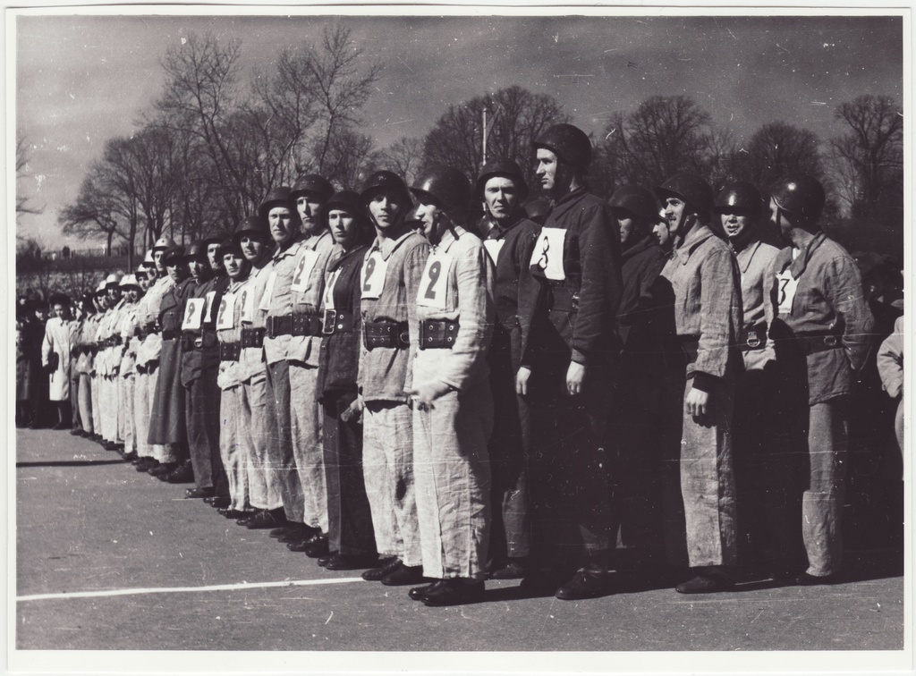 Tallinna tuletõrje 32. aastapäeva paraad: ümberlinna teatejooksu võistkonnad Võidu väljakul, 1950.a.