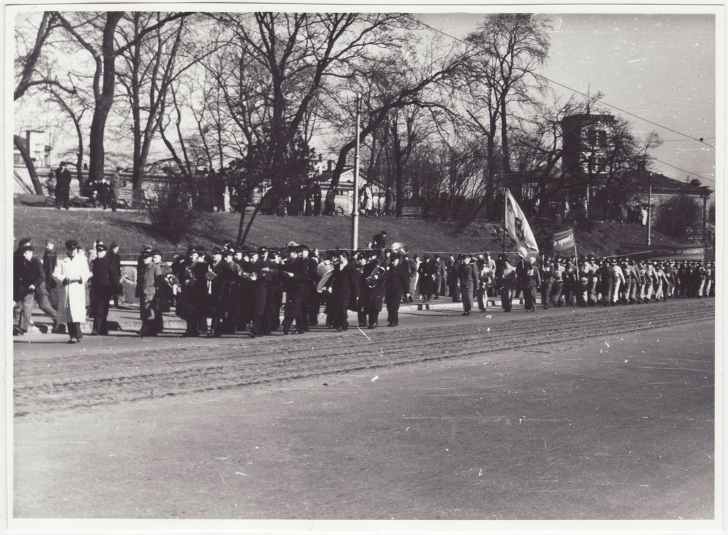 Tallinna tuletõrje 32. aastapäeva paraad: tuletõrjujate kolonnid marssimas, 1950.a.