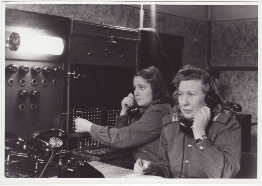 Tallinna tuletõrje sidekeskuses: esiplaanil telefonist Vilberg, 1950.a.