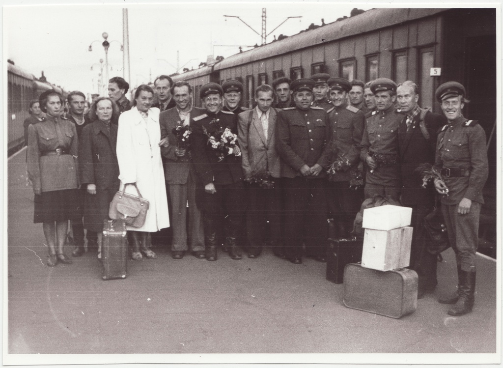 Grupifoto: üleliiduliselt tuletõrjespordivõistlustelt saabunud sportlased koos vasuvõtjatega Balti jaamas, 1955.a.