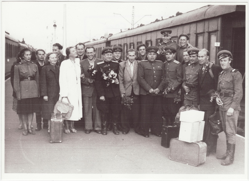 Grupifoto: üleliiduliselt tuletõrjespordivõistlustelt saabunud sportlased koos vasuvõtjatega Balti jaamas, 1955.a.