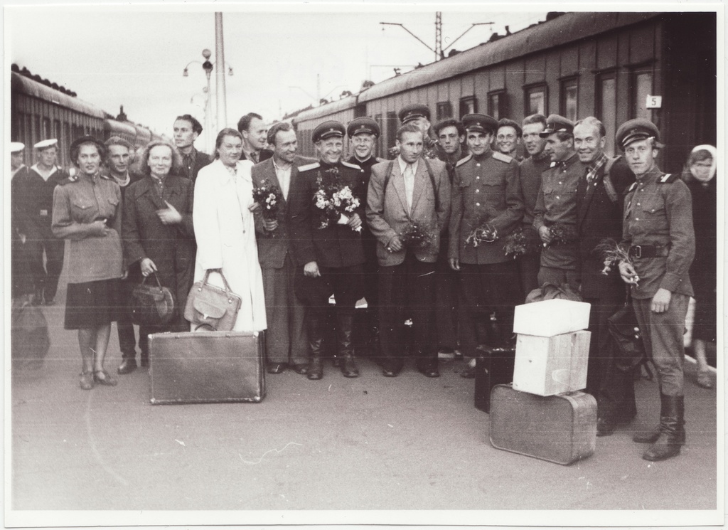 Grupifoto: üleliiduliselt tuletõrjespordivõistlustelt saabunud sportlased koos vasuvõtjatega Balti jaamas, 1955.a.