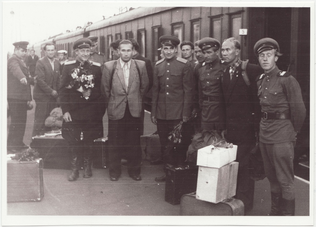 Grupifoto: üleliiduliselt tuletõrjespordivõistlustelt saabunud sportlased, 1955.a.