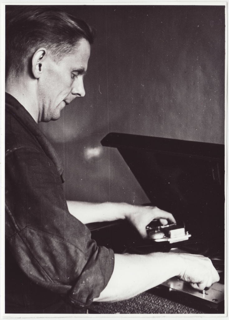 V STTK sidetehnik J. Ojasoo magnetofonile täiendusseadet monteerimas, 1954.a.