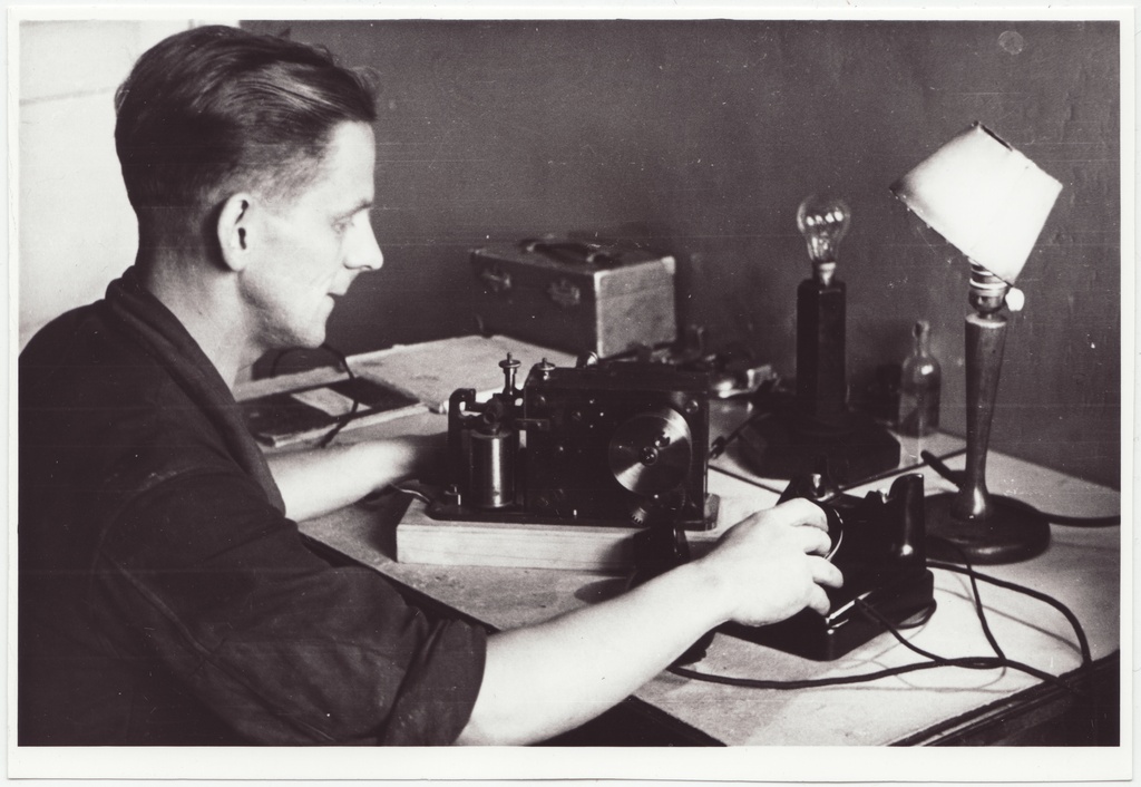 V STTK sidetehnik J. Ojasoo enda konstrueeritud aparaadi juures, 1954.a.