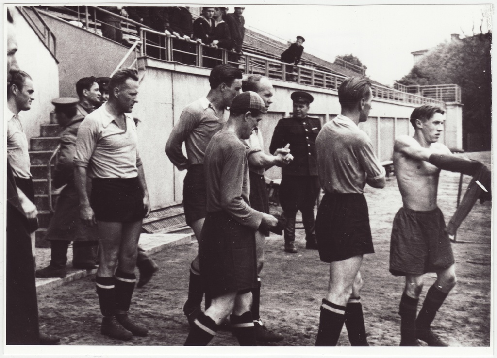 Tuletõrje jalgpallimeeskond mängu vaheajal, 1954.a.
