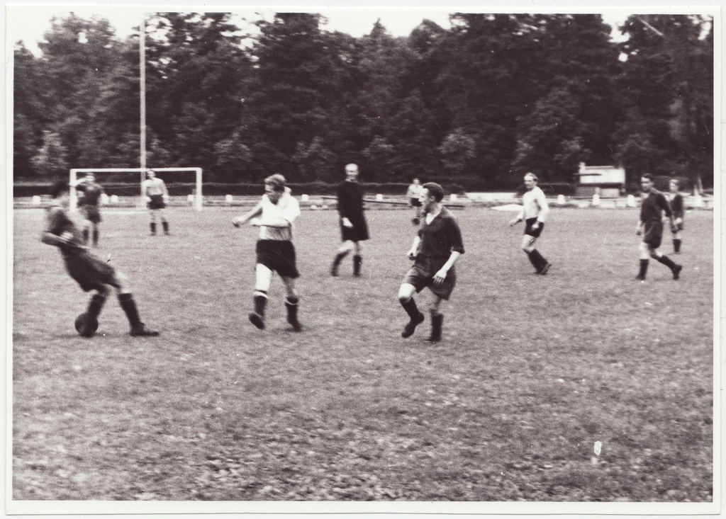 Tuletõrje jalgpallimeeskonna (valgetes särkides) mäng, 1954.a.