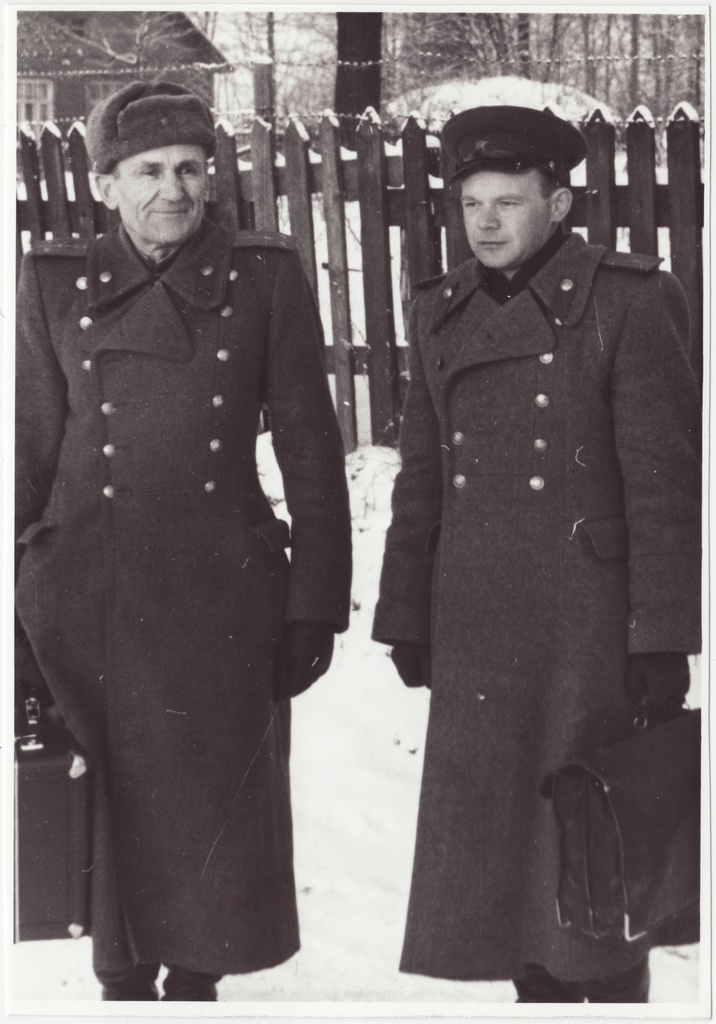 Kolhooside VTS kontroll: komisjoni liikmed A. Rätsep (paremal) ja H. Arro, 1954.a.