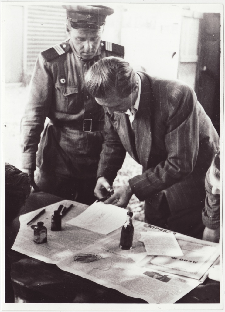 Võistlustel seinalehte tegemas, 1954.a.