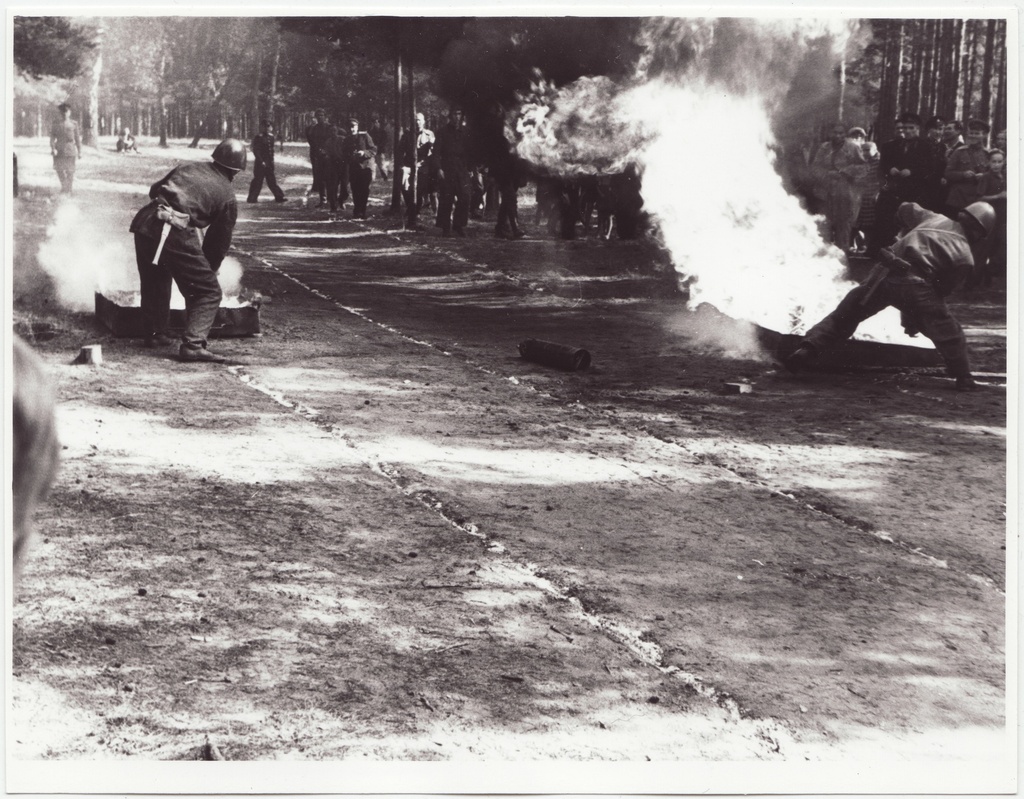 4x100m takistusteatejooks: põleva vedeliku kustutamine, 1954.a.