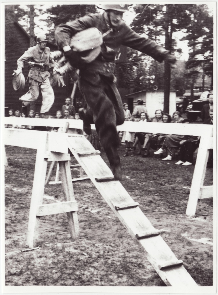 Takistusribal poomi ületamine, 1954.a.