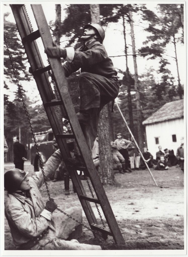 Tõmbredelil tõus kolmandale korrusele, 1954.a.