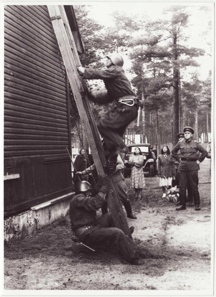 Tõmbredelil tõus kolmandale korrusele, 1954.a.