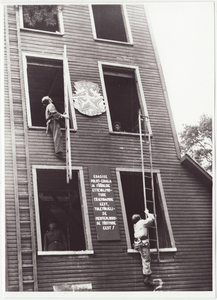 Konksredeli abil neljandale korrusele, 1954.a.