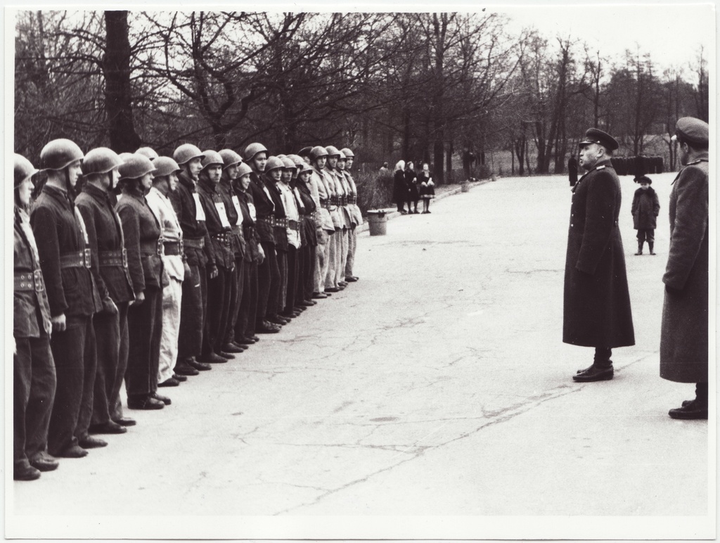 Sõjaväestatud tuletõrjekomandode teatejooks: Tuletõrje Valitsuse ülem G. Kosse tervitab jooksust osavõtnuid, 1954.a.