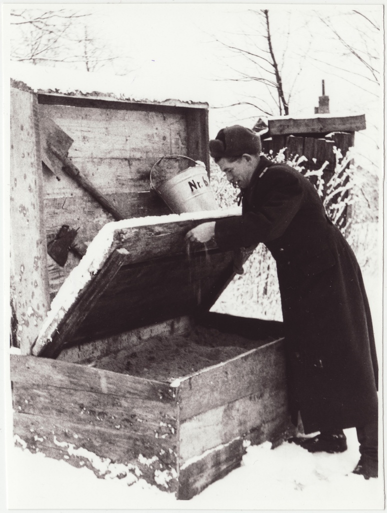 Tuletõrje Valitsuse tehnikajaoskonna ülem V. Mälson kontrollib kustutusvahendite seisukorda, 1954.a.