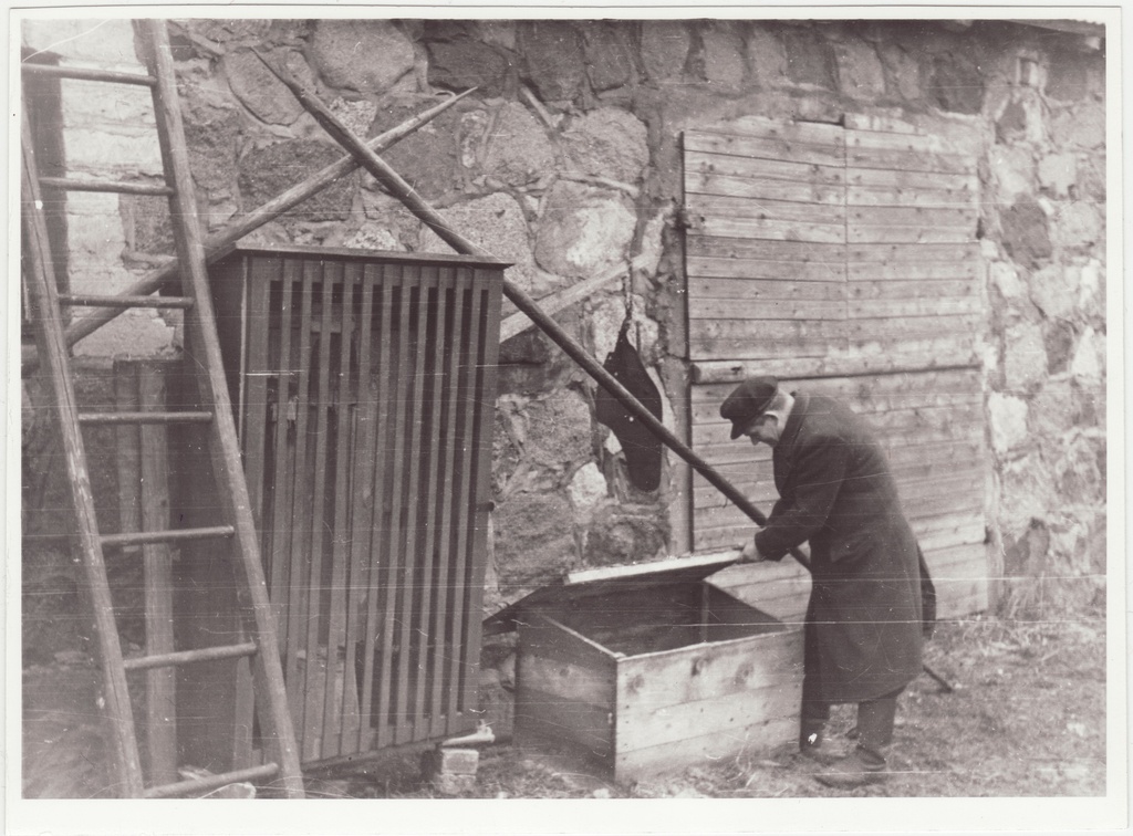 "Tee kommunismile" kolhoosi VTS nõukogu esimees Brecher esmaseid kustutusvahendeid kontrollimas, 1954.a.
