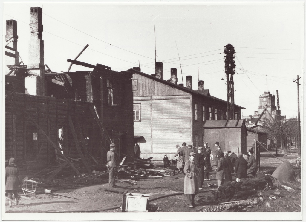Põlenud kahekorruseline puitelamu Koplis, 1955.a.