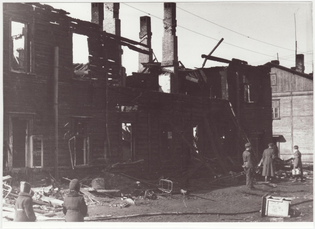 Põlenud kahekorruseline puitelamu Koplis, 1955.a.