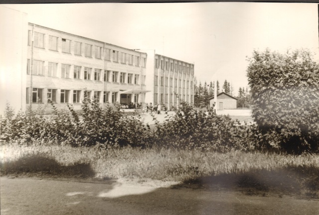 Photo, Tür's new school house
