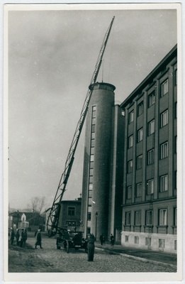 Autoredel Raua tänava tuletõrjehoone torni taustal.  duplicate photo
