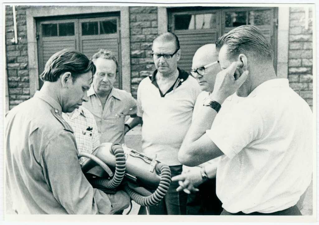 Soome tuletõrjejuhid tutvumas Raua tn. tuletõrjehoone hoovis Eesti tuletõrje hapnikuaparaadiga, 1971.a.