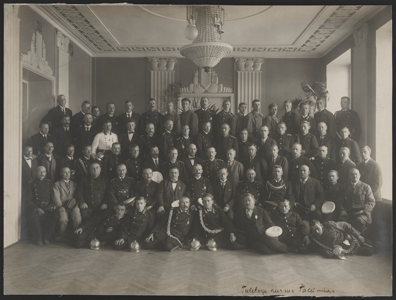 Esimesest Eesti Üleriiklise Tuletõrje Liidu juhtide kursuset osavõtjad Tallinnas