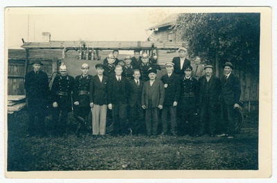 Tallinna VTÜ III jaoskonna liikmed tuletõrjeauto Whippet taustal  duplicate photo