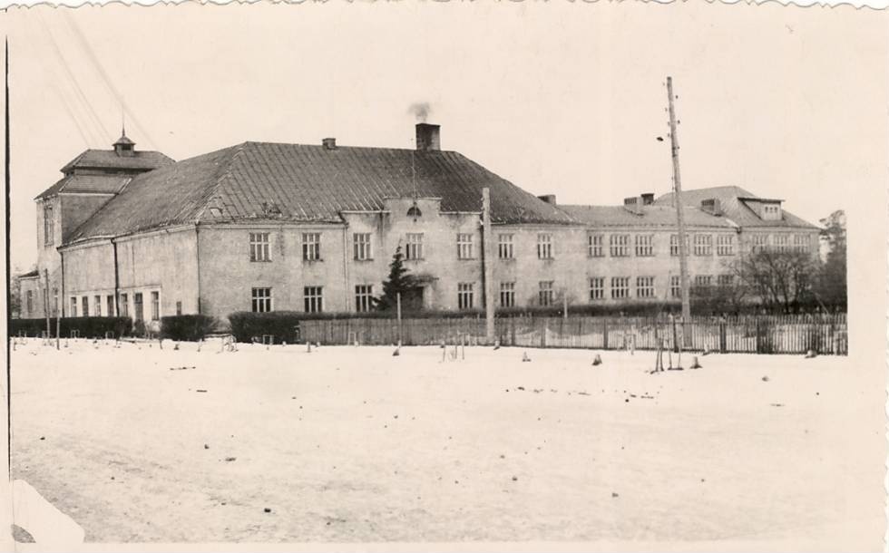 Main building of Kunda Secondary School