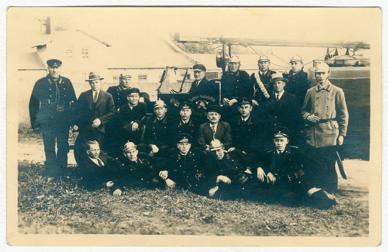 Tallinna VTÜ III jaoskonna liikmed tuletõrjeauto Whippet taustal