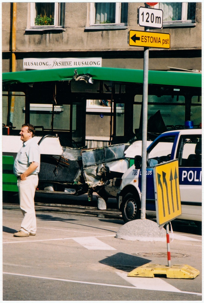 Ekskavaatori ja bussi kokkupõrke tagajärgede koristamine Gonsiori tänaval