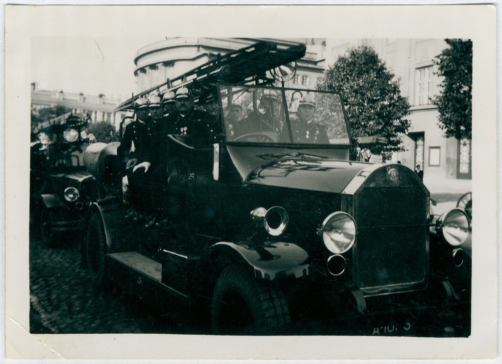 Tuletõrjemeeskond autol, juhi kõrval Gustav Liivamägi.