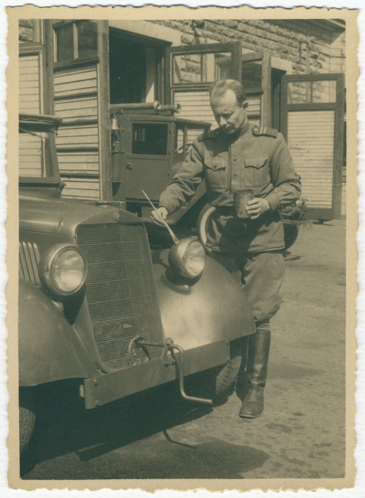 I ISTÜ tõrjuja R.Väljamäe operatiivauto laternaid värvimas, 1946.a.