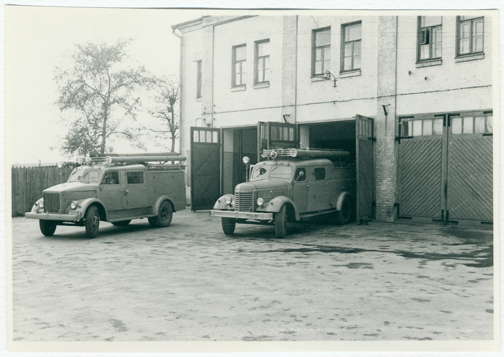Kopli III ISTÜ autod väljasõidul, 1959.a.