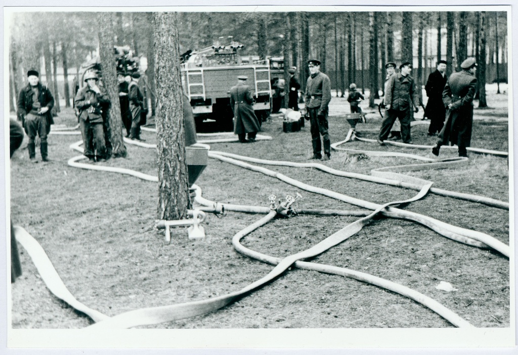 Sõjaväestatud tuletõrje õppus ja võistlused. Vahuataki ettevalmistamine
1960