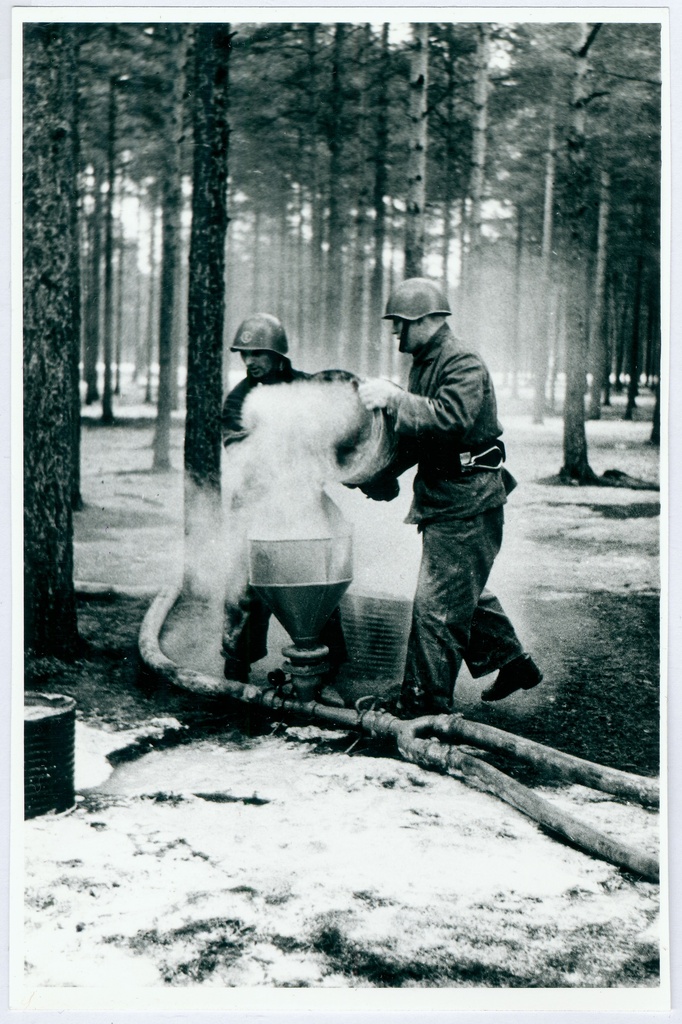 Sõjaväestatud tuletõrje õppus ja võistlused. Vahugeneraatorit täidetakse vahupulbriga 1960
