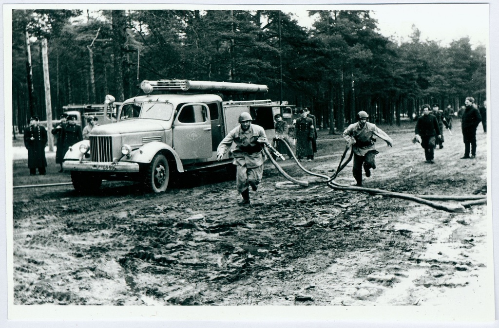 Sõjaväestatud tuletõrje õppus ja võistlused. Lahinguhargnemine 
1960