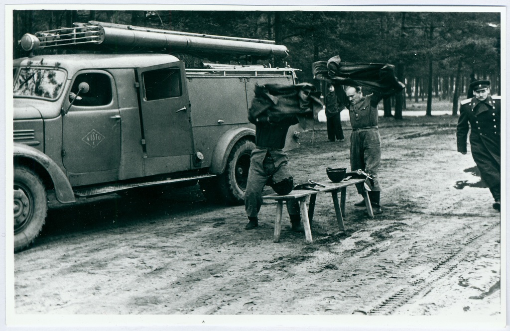 Sõjaväestatud tuletõrje õppus ja võistlused. Lahinguhargnemine- riietumine
1960