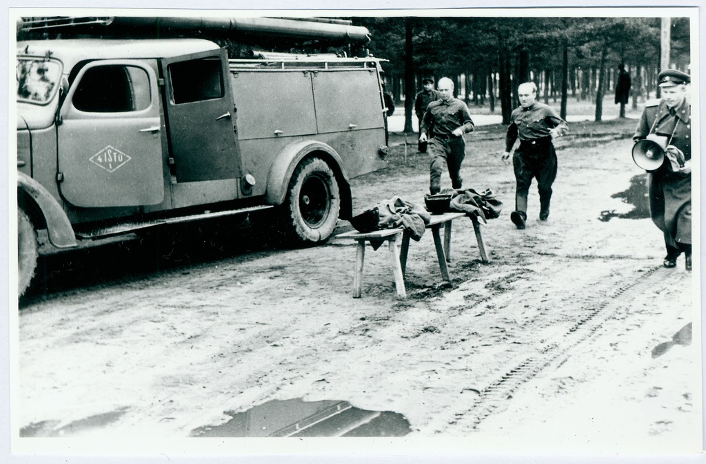 Sõjaväestatud tuletõrje õppus ja võistlused. Lahinguhargnemise start
1960