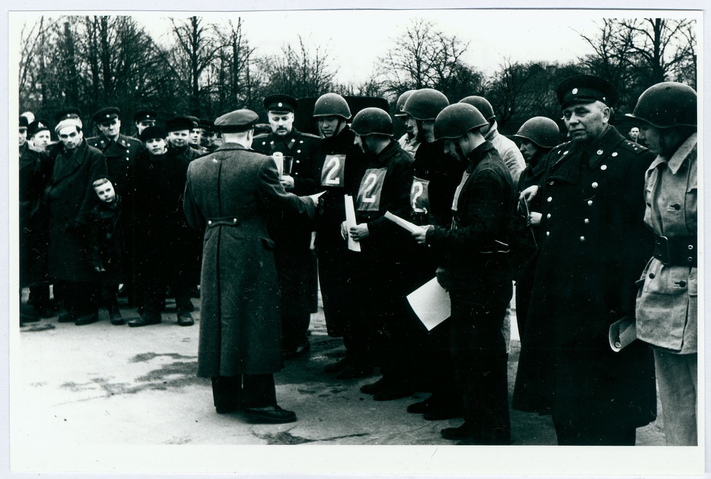 Tuletõrjeüksuste teatejooksul. Võitja meeskonna liikmetele antakse diplomid 1960