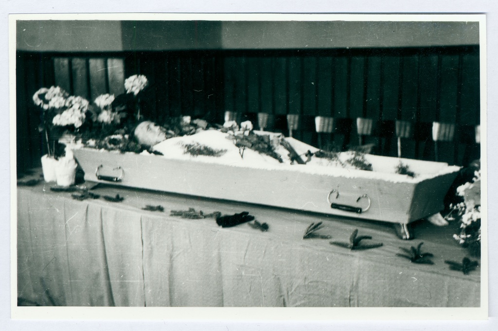 Evald Jürna matusetalitus
Surnu kirstus
1959