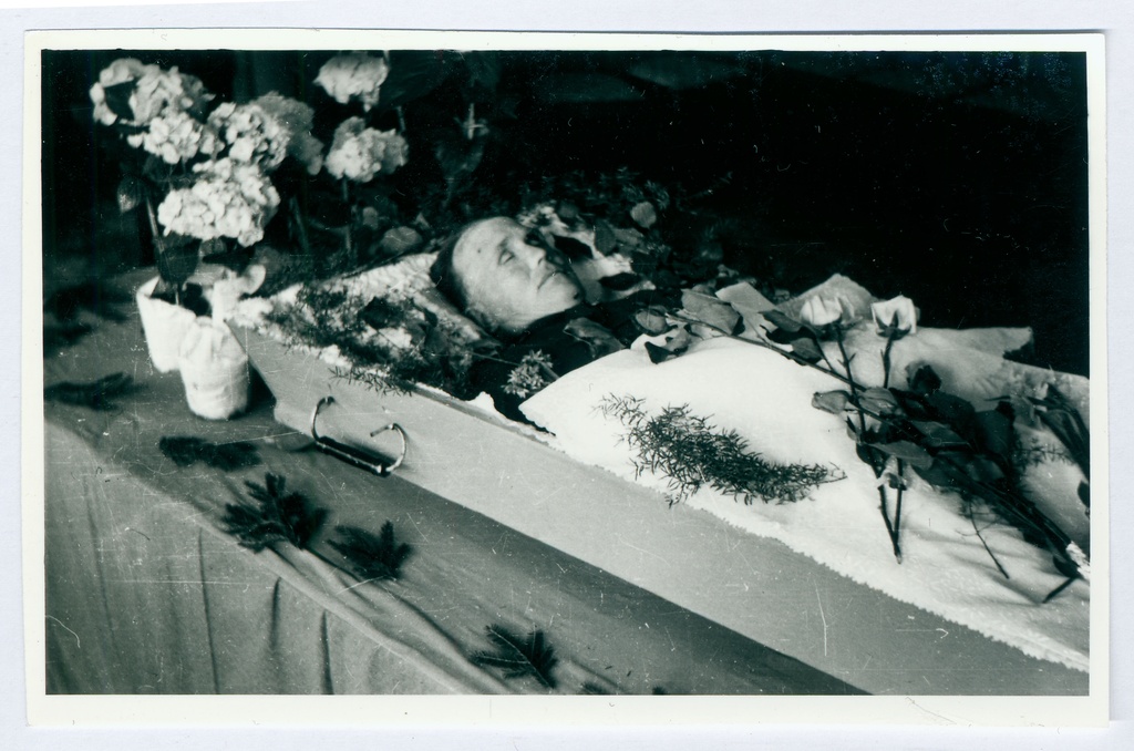 Evald Jürna matusetalitus
Surnu kirstus
1959
