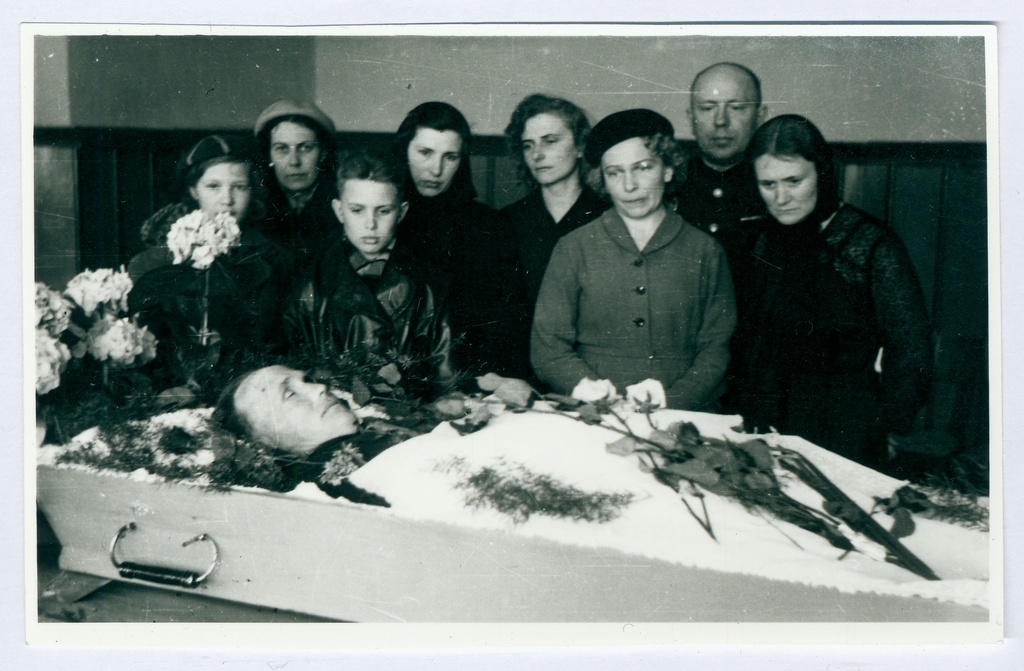 Evald Jürna matusetalitus
Perekonnaliikmed ja sugulased sarga juures
1959