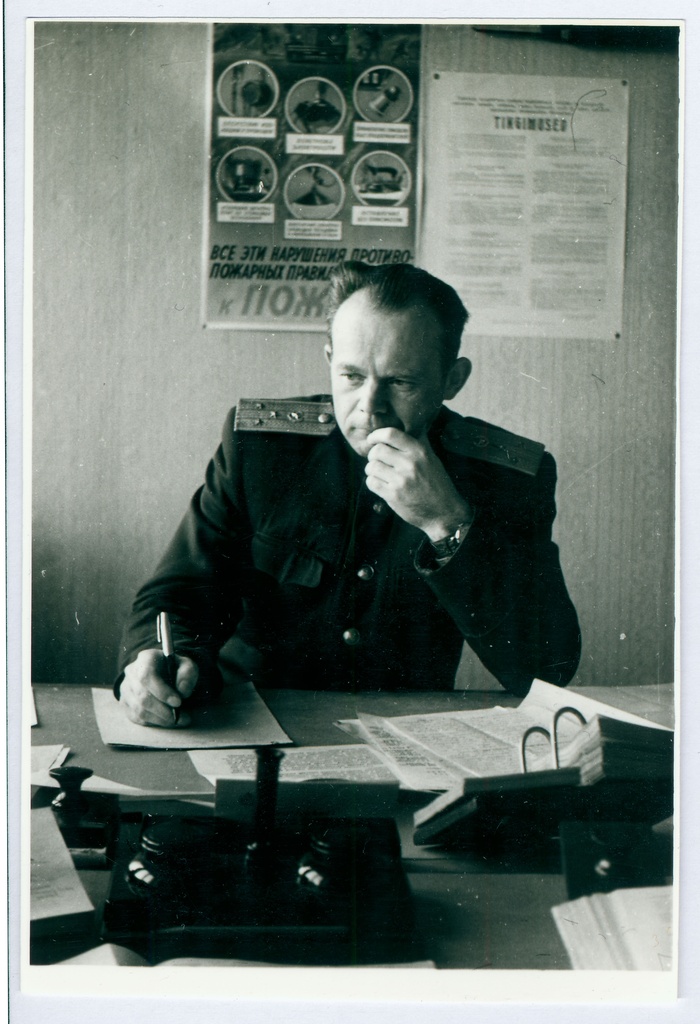 Tuletõrje Valitsuse agitatsioonigrupi vaneminspektor Heino Arro oma töölaua taga
1959