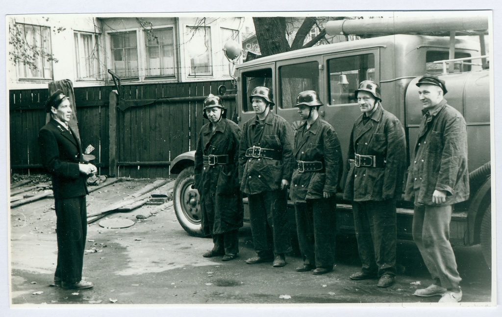 Punase Koidu VTK liikmed tuletõrjeauto juures
1959