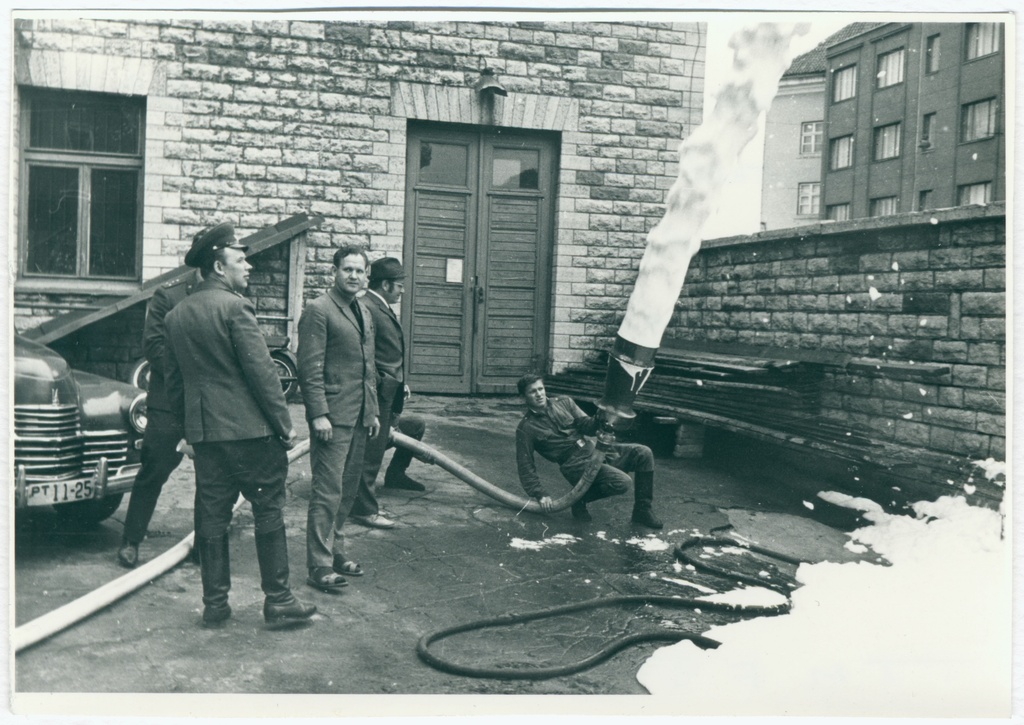 Soome tuletõrje spetsialistid Tallinnas Raua tänava tuletõrjedepoo hoovil: Eesti õhkmehaanilise vahu seadmete demonstreerimine, 1970.a.