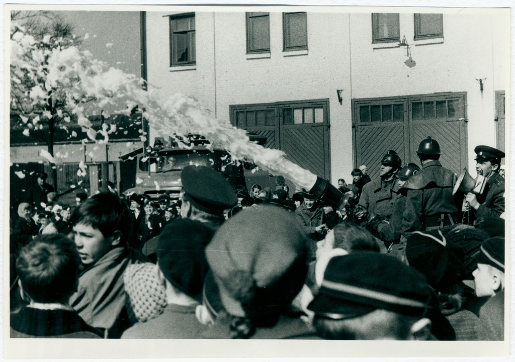 Agitatsioonipäev Koplis: vahuainega kustutamise demonstreerimine, 1967.a.